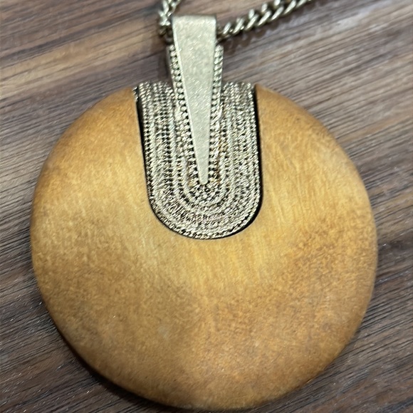 Vintage Wood and gold plated pendent. - Picture 3 of 6